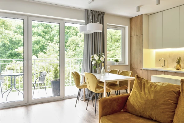 Balkontür aus Kunststoff mit Fenster