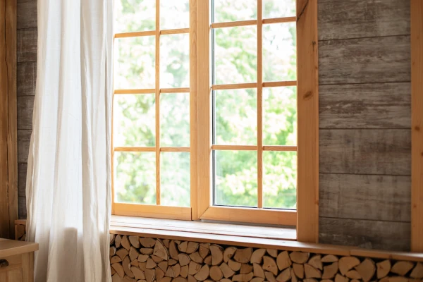 Holzfenster mit Fensterbank