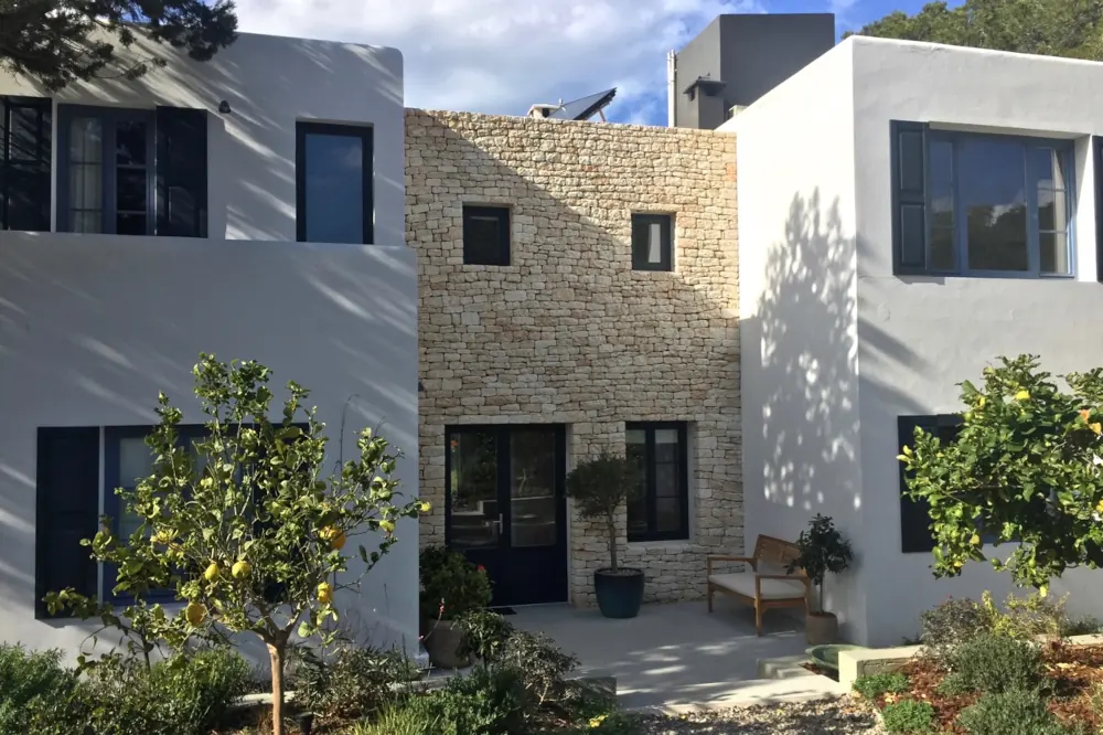 Fenster und Türen für ein Haus auf Ibiza